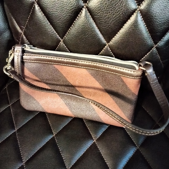 Dooney & Bourke small purse - Picture 2 of 2